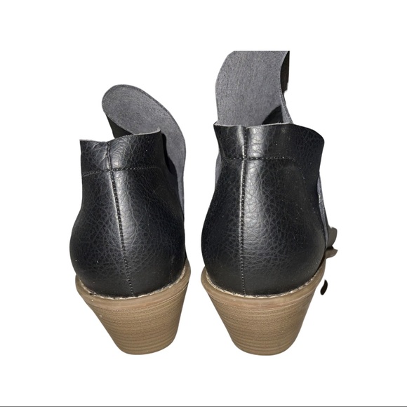 Universal Thread Heeled Booties - Picture 4 of 5
